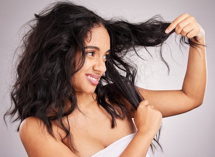 Miért kezd el idővel göndörödni az egyenes haj? című cikk nyitóképe