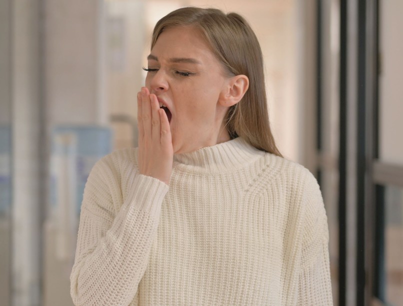 nő ásít nyaktörés