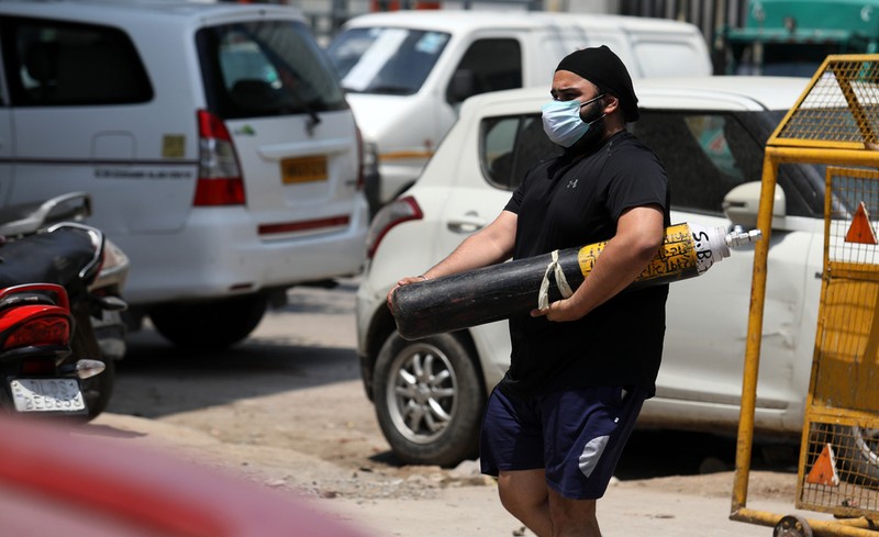 Koronavírus: Indiában már poroltót adnak el oxigénpalack helyett
