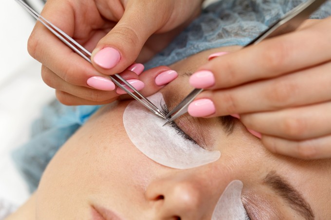 Mennyire ártalmas valójában az épített műszempilla? című cikk nyitóképe