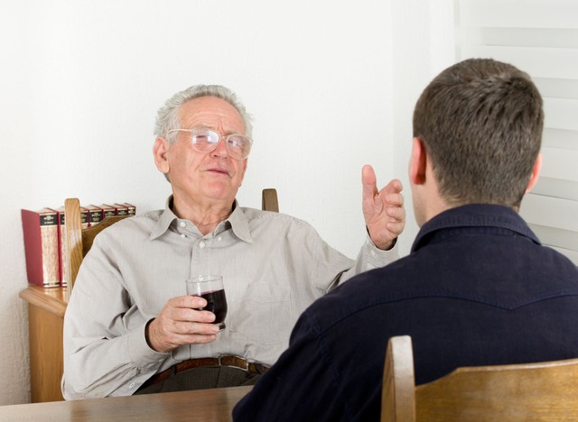 A tudomány új korszakba lépett: a „mérsékelt” ivás sem véd a demenciától! Nincs több kifogás az iszogatásra