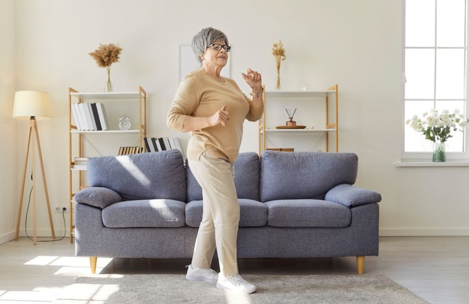 Minden kezdő imádja ezt az egyszerű zsírégető edzést! Akár most azonnal belevághat című cikk nyitóképe