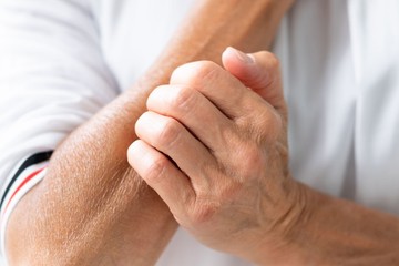 Viszketés, sárgás szín, kiütések - ezekkel jelezheti a bőr a vesebetegséget