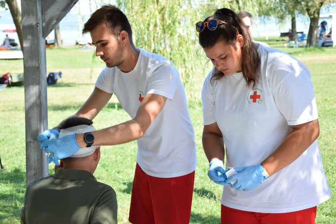 Vágások, horzsolások, rovarcsípések, napszúrás - rekordszámú eset az idei strandszezonban című cikk nyitóképe