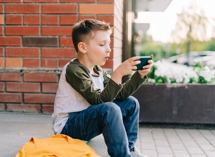 NMHH: januártól igényelhető a szűrt internetszolgáltatás a mobilszolgáltatóknál  című cikk nyitóképe