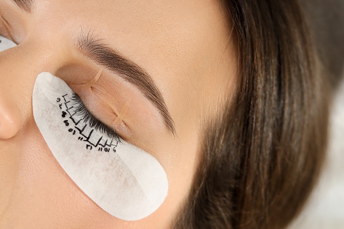 Szempillagyöngyök és ghost lashes: megőrülnek érte a fiatalok, pedig veszélyes is lehet című cikk nyitóképe