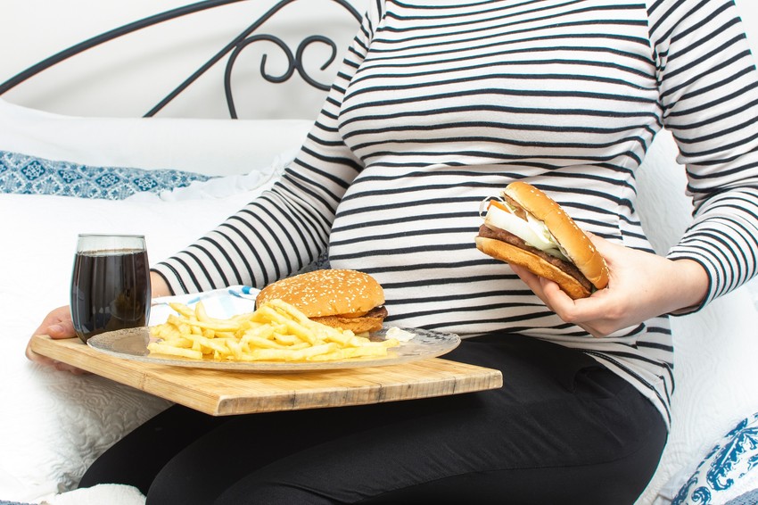 Kiderült mennyire veszélyes az elhízás a terhesség alatt.