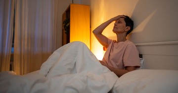 Pár hete hajnalban rendszeresen felriadok és belső szorongást érzek - okozhatja ezt vérnyomás kiugrás? Az orvos válaszol   