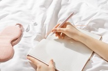 Nem este dől el, hogyan alszunk: 5 nappali hiba, ami tönkreteszi a pihenést (x) című cikk nyitóképe