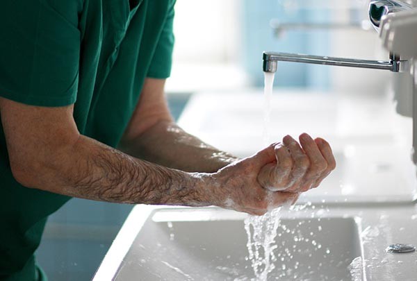 Koronavírus: mit tesz az a magánkórház, ahol évente 1300 baba jön világra?