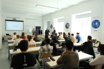 Az újonnan felújított tanterem átadása és a folyamatos együttműködés fontos lépés a Sanofi hosszú távú célja felé, mely a következő generációk tudásának és készségeinek fejlesztését tűzte ki célul. 