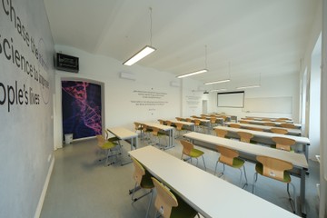 A munka során különös figyelmet fordítottak arra, hogy a szoba ne csak a tanulás helyszíne legyen, hanem egy valódi közösségi tér, ahol a diákok találkozhatnak, együtt dolgozhatnak és megoszthatják tudásukat. 