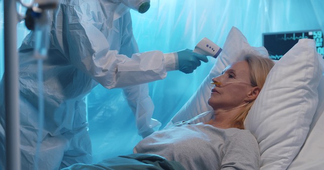 Itt az oltatlanok járványa: a szomszédban újra fellángolt a vírus