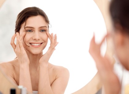 Így csökkentheti a szem alatti táskákat műtét és töltőanyag nélkül című cikk nyitóképe