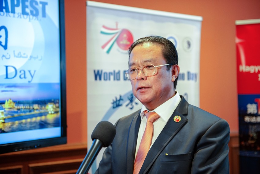 Dr. Chen Zhen, kínai orvos, aki nemcsak a HKO Egyesület elnöke, hanem a Dr. Chen Patika termékek gyártója és forgalmazója is