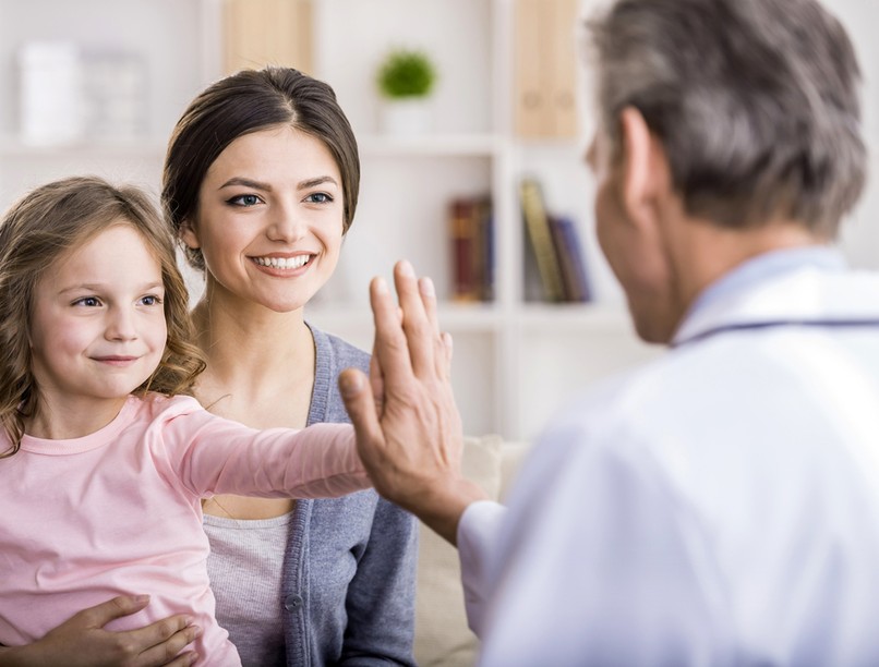 kislány, orvos, vizsgálat, vakcinainfó