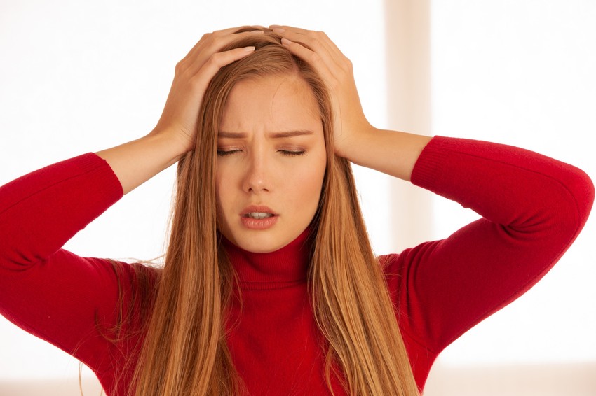 Migrén és erős hasfájás együtt? Így függhet össze a kettő.