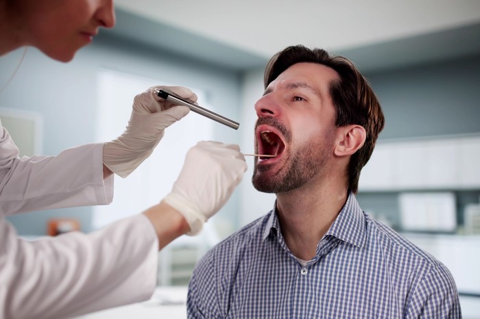 Szájüregi rák: az orvos szerint ezek a figyelmeztető jelek nem mindig a szájban jelennek meg