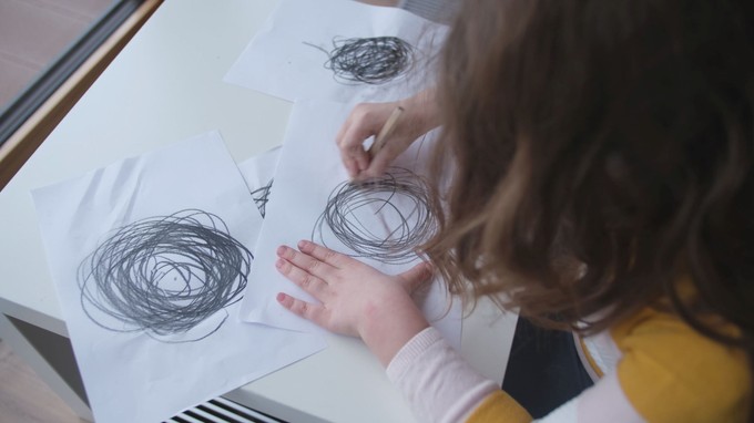 „Emberek helyett már csak köröket rajzolt ” – egy édesanya mesélt kislánya ritka gyermekkori demenciájáról című cikk nyitóképe