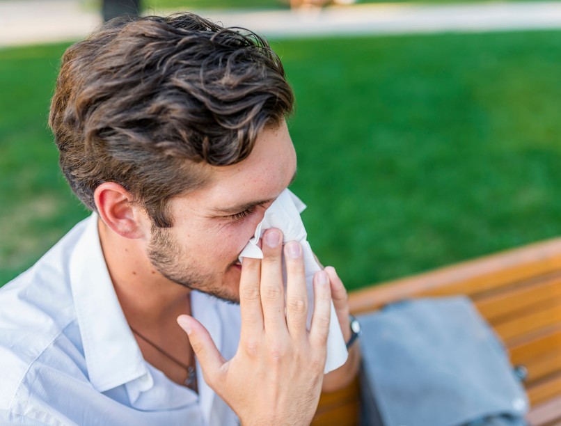 parlagfű, allergia, tünetei, pollenszezon, tüsszögés, pollenallergia