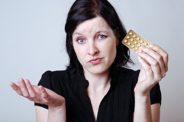 "Ha a változó kor tájékán szedek fogamzásgátlót, miből tudhatom, ha a menopauzába értem?" Az orvos válaszol