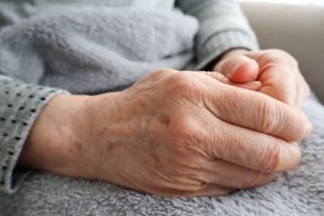 A demencia jelei a kezén is látszódhatnak – mire érdemes figyelni?