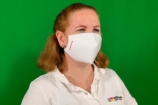 Bevásárláshoz készít eldobható szájmaszkot egy magyar nyomda