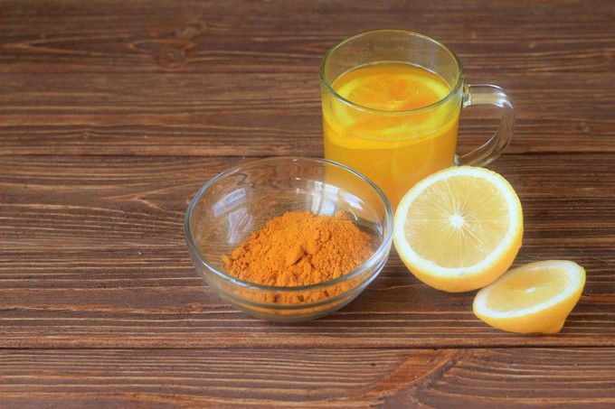 Ez történik a testével, ha minden reggel citromos, kurkumás vizet iszik című cikk nyitóképe