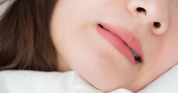  Csikorgatja a fogát alvás közben? Ne legyintsen rá, migrént is okozhat 