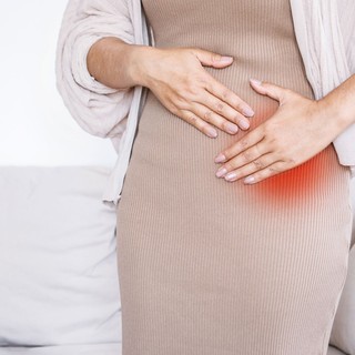 Mi okozza a bal alsó hasi fájdalmat nőknél? Ezek a nőkre jellemző okok és a legfontosabb figyelmeztető jelek című cikk nyitóképe