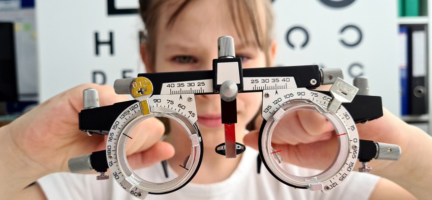 A rövidlátás – avagy más néven a myopia – napjaink egyik leggyakoribb szemproblémája, amely már egészen gyermekkorban is jelentkezhet. Jellemzője, hogy csak a közeli tárgyak élesek, messzire azonban már homályosan látunk.