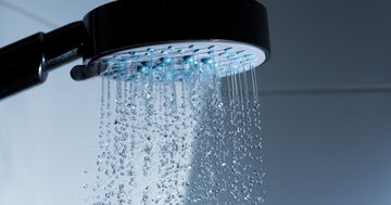 60 év felett több kárt okozhat, mint hasznot az, ha naponta zuhanyzik