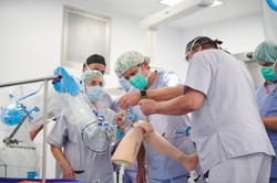 A robotasszisztens klinikai vizsgálatokkal mérhető segítséget jelent a szalagok műtét közbeni beállításában