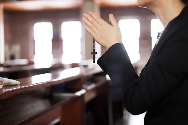 Depresszió "kezelése" a templomban: van, aki szerint az orvosi kezelést kiválthatja a vallással