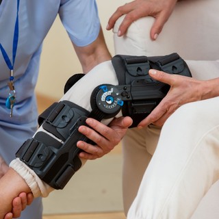 Szike és altatás nélkül operálták meg egy nő térdét egy nagyszombati kórházban! Úttörő beavatkozást próbáltak ki című cikk nyitóképe