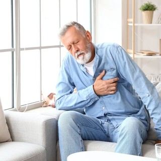 Mit tegyen, ha egyedül van otthon, és úgy érzi, szívrohama van? című cikk nyitóképe