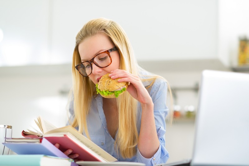 Vizsgaidőszak: milyen ételek, italok ronthatják, és melyek serkenthetik az agyműködést?