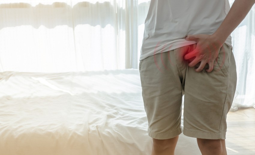 A gombás eredetű intimfertőzés férfiaknál is jelentkezhet. Rendszerint a pénisz végét, azaz a makkot érinti. A gombafertőzés korai tünetei közé tartozik a makk kipirosodása, viszketése és fájdalma, a fityma duzzanata, valamint viszkető vagy égő érzés vizeletürítés vagy közösülés közben.