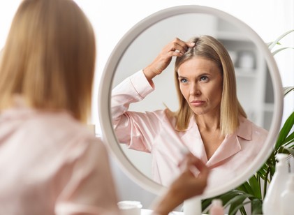 Ezért dobja le az ősz haj a festéket – nem is a fodrász a hibás? című cikk nyitóképe