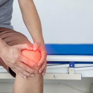 Térdgyulladás: a térdfájás ilyen komoly problémákhoz vezethet című cikk nyitóképe