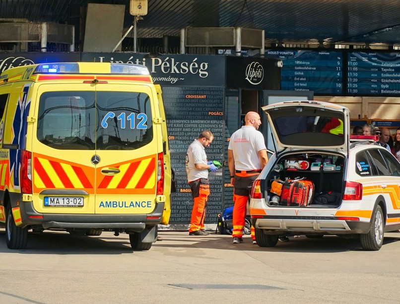 mentők, munka, nézelődő