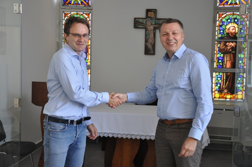 Dr. Toldy-Schedel Emil, a Budapesti Szent Ferenc Kórház főigazgatója és Tóth Adrián, a Messer Hungarogáz Kft. regionális értékesítési vezetője az adomány átadásakor