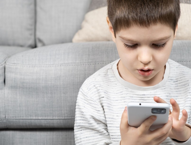 mobiltelefon okosezköz-tiltás iskola ADHD