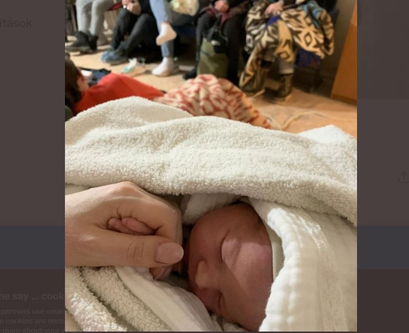 Ukrajna: kisbaba született éjjel a kijevi metróban lévő óvóhelyen