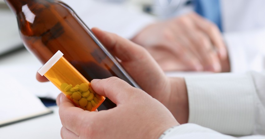 A gyógyszertárban a betegek gyakran megkérdezik, hogy ihatnak-e alkoholt, ha mellette gyógyszert kell szedniük.