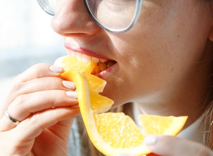 Miért nem jó narancsevés után rögtön fogat mosni? című cikk nyitóképe