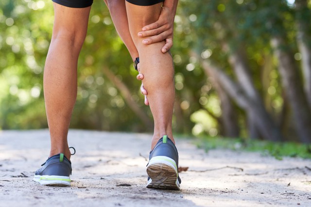 Furcsa, de hatásos trükköt osztott meg az orvos a kínzó lábgörcsök ellen – Ön bevállalná?