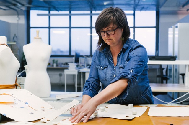 Koronavírus: Orvosi ruhákat kezdett gyártani a luxusmárka