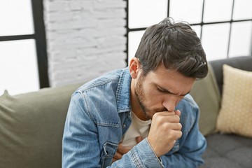 Rekedtség, állandó köhécselés, csuklás: ilyen, ha reflux az oka