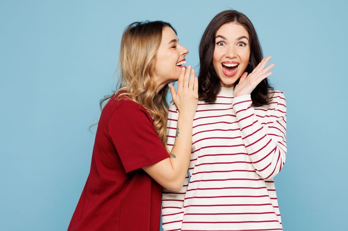 Miért nem tudunk ellenállni a pletykának? Ezt mondja erről a pszichológia